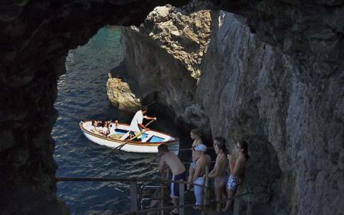 Capri - sziklabarlang